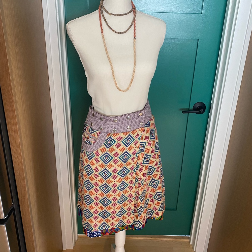 Chic Geometric Midi Skirt with Purple Waistband